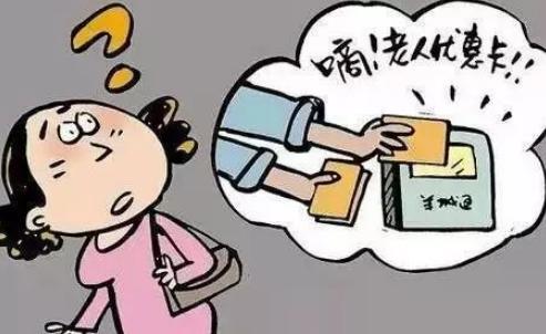 女子冒用爱心卡被发现踹安全门